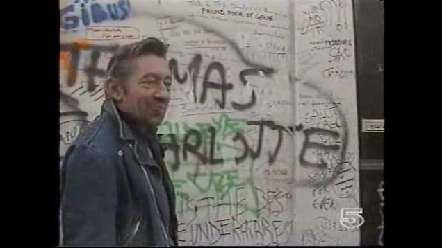 176-serge-gainsbourg-devant-son-mur-rue-de-verneuil-mp4 vignette