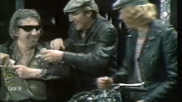 177-johnny-hallyday-serge-gainsbourg-et-gerard-depardieu-harley-davidson-1980-mp4 vignette