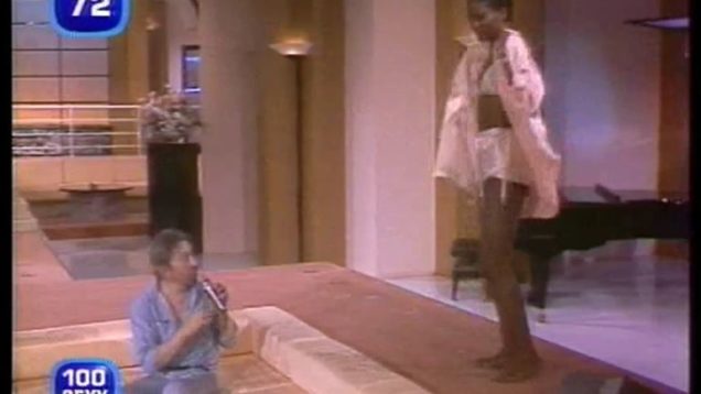 233-serge-gainsbourg-defile-de-lingerie-sexy-1985-mp4 vignette